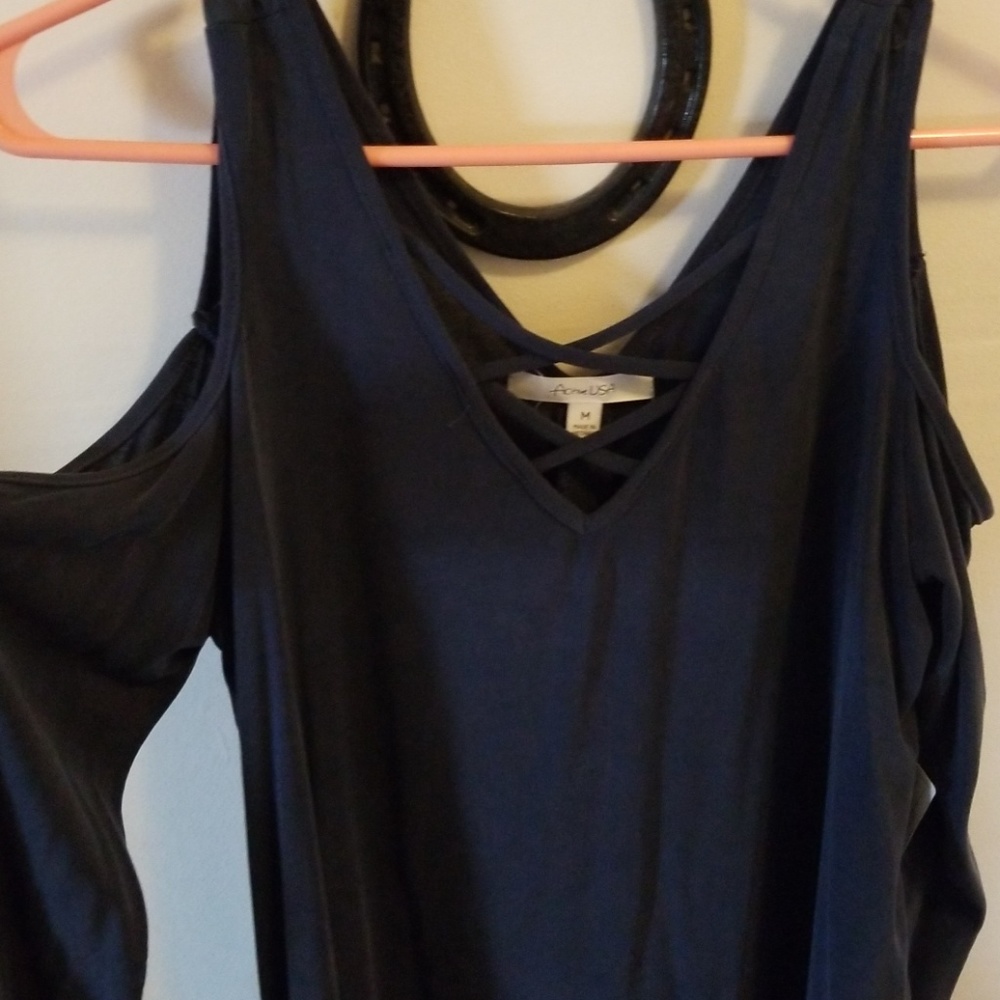 🧥New with tags cold shoulder shirt